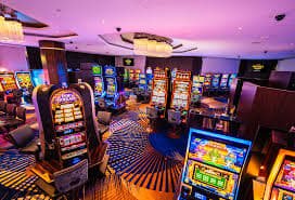 vip7777 win တိုက်ရိုက်ကာစီနို တွင် Live Dealer နှင့် Baccarat ကစားနေသောမြင်ကွင်း